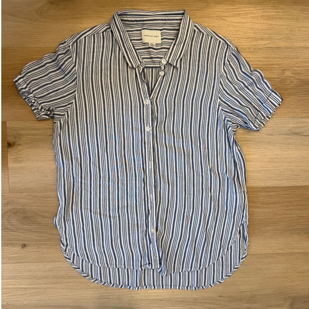 American Eagle Blue and White Striped Short Sleeve ButtonDown Women's Size Small